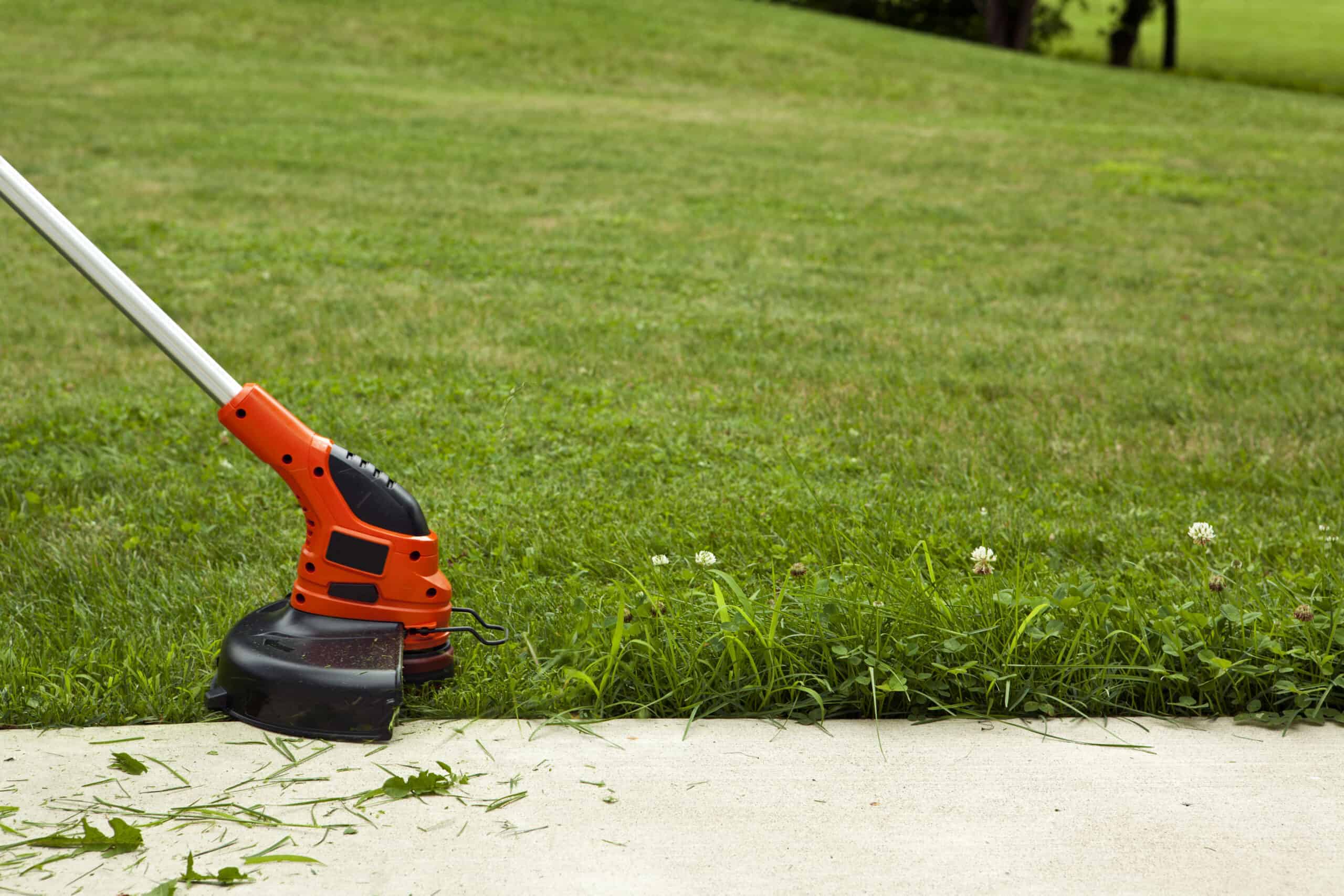 edging a lawn in prosper